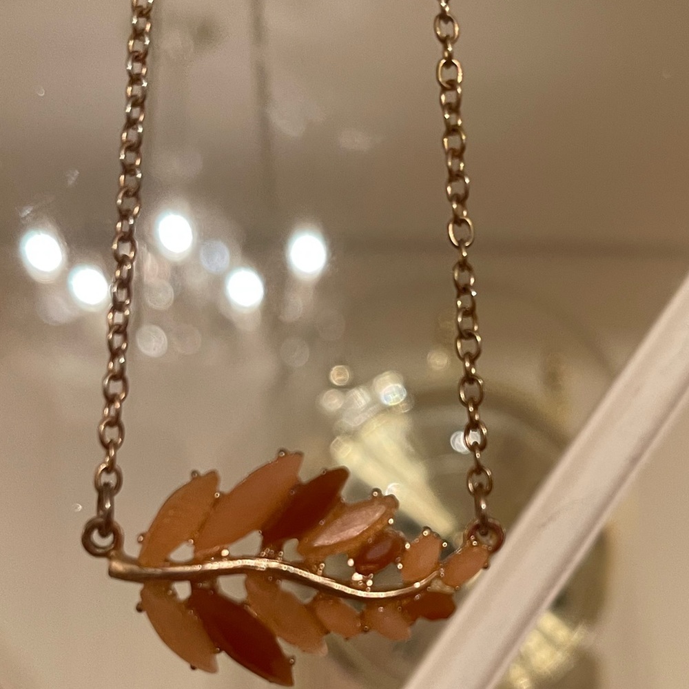 Pretty leaf necklace